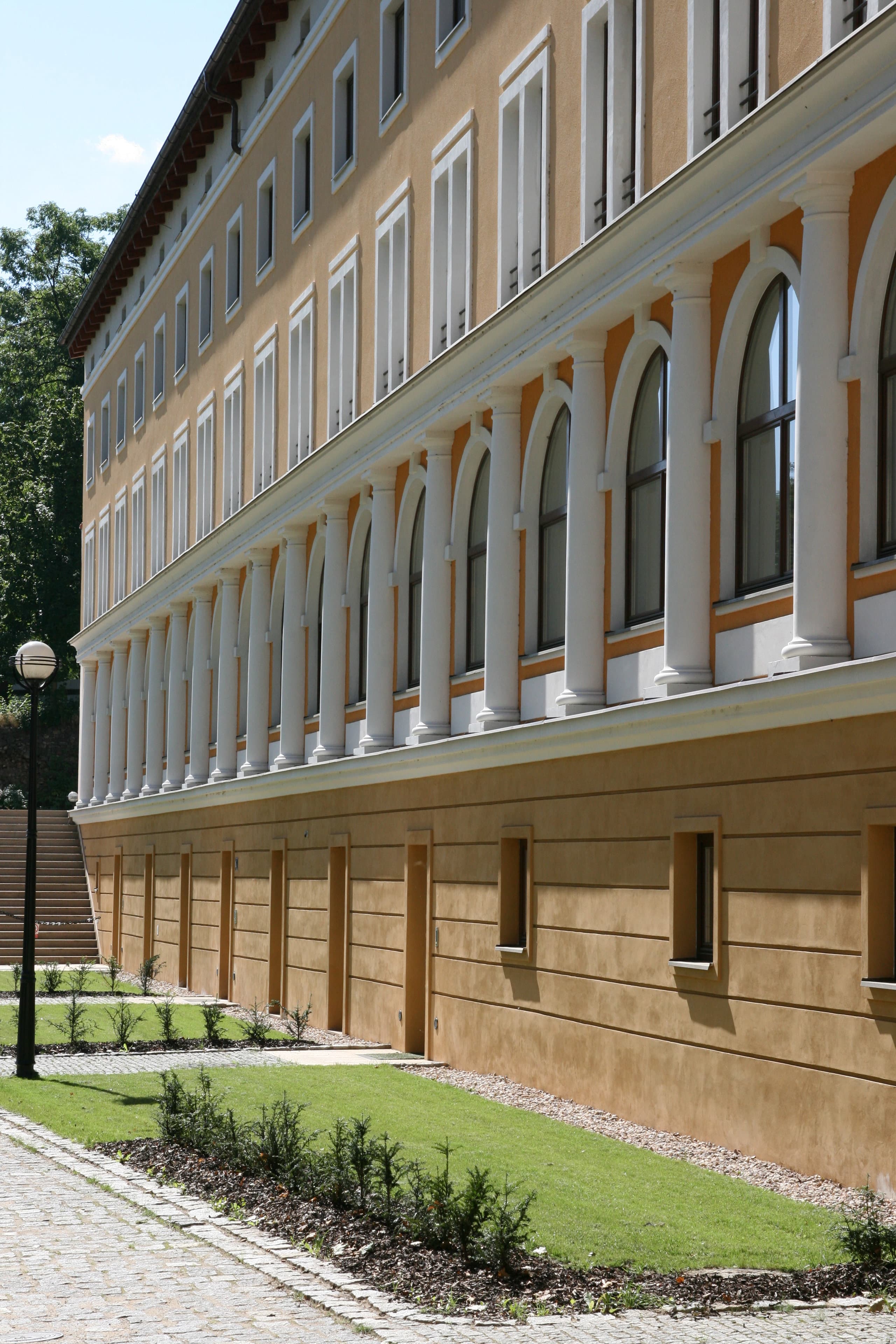 Obnovená arkáda historické budovy Císařského mlýna v ostrém slunci